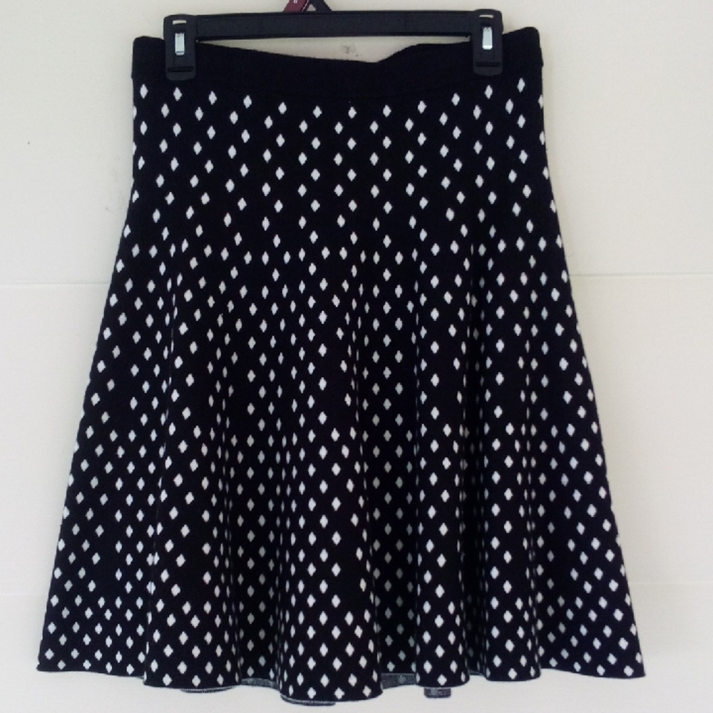 Chic Black and White A-Line Skirt. Sweater Material 21 1/2 Length Super Cute
